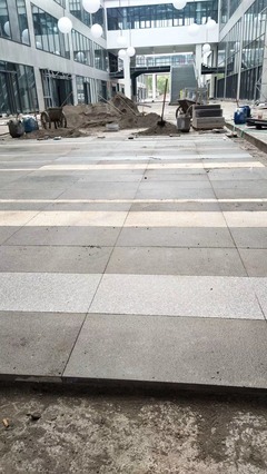 路沿石、路邊石與路牙石安裝隊 市政道路工程的精細工匠